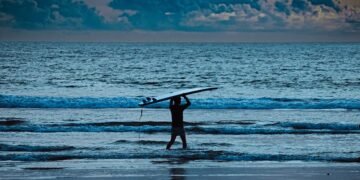 Kuta: Ombak yang Datang, Pikiran yang Pulang