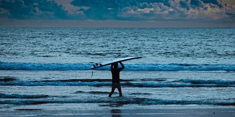 Kuta: Ombak yang Datang, Pikiran yang Pulang