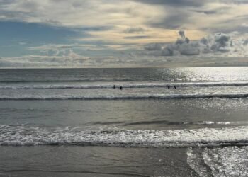 Pantai Kuta Bali: Surga yang Dijual, atau Ilusi yang Disepakati?