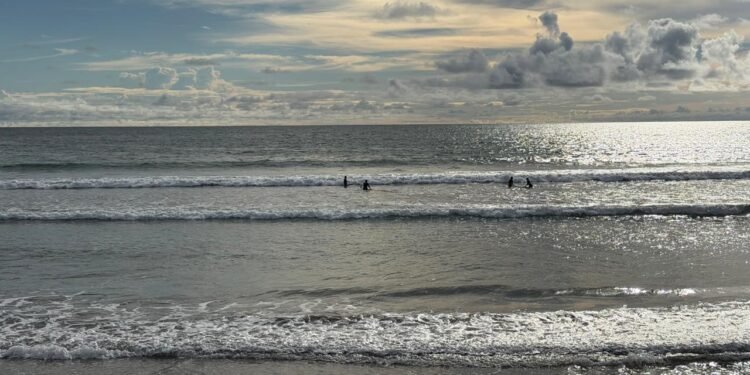 Pantai Kuta Bali: Surga yang Dijual, atau Ilusi yang Disepakati?