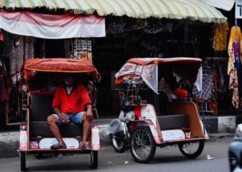 Becak yang Tak Pernah Pulang: Saat Kota Membiarkan Warganya Tidur di Jalan