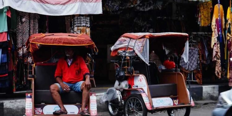 Becak yang Tak Pernah Pulang: Saat Kota Membiarkan Warganya Tidur di Jalan