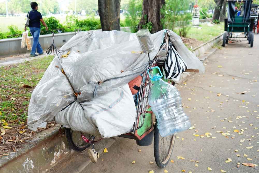 Becak yang Tak Pernah Pulang: Saat Kota Membiarkan Warganya Tidur di Jalan