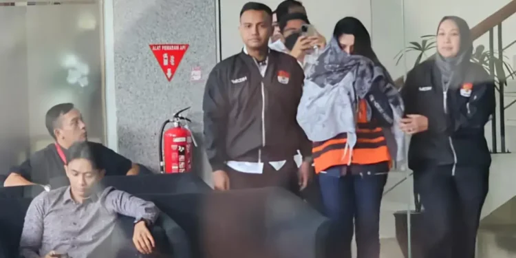 Momen Fadia Arafiq Berbaju Oranye KPK, Wajah Tertutup Kerudung Hitam