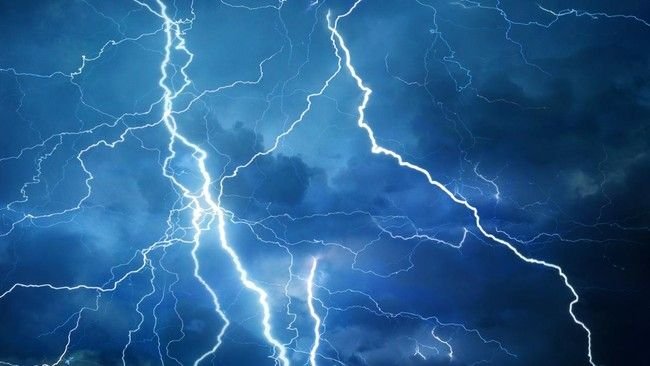 Langit Mendadak Menghukum: 10 Wisatawan Jadi Korban Petir di Lumajang