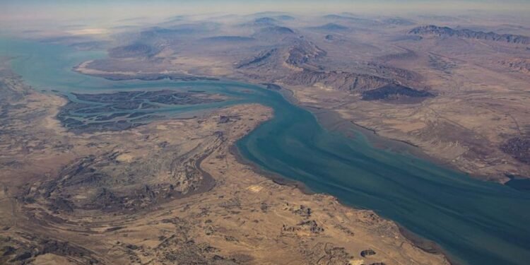 Kapal Dagang Diserang di Selat Hormuz, Pasokan Minyak Global Terancam