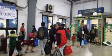 Ribuan Pemudik Padati Terminal Tirtonadi Solo, Lonjakan Penumpang Capai 50 Persen