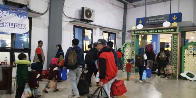 Ribuan Pemudik Padati Terminal Tirtonadi Solo, Lonjakan Penumpang Capai 50 Persen
