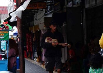 Pengamen Jalanan: Korban Sistem atau Pilihan yang Dipelihara?