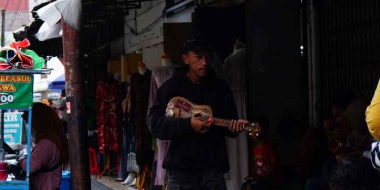 Pengamen Jalanan: Korban Sistem atau Pilihan yang Dipelihara?