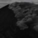 Semeru Kembali Erupsi, Hujan Abu Selimuti Permukiman Warga Lumajang