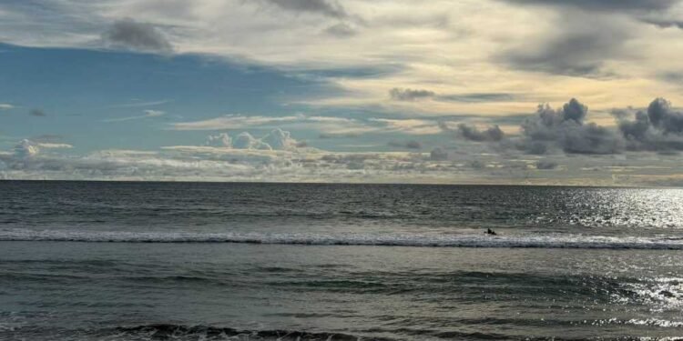 Menunggu Ombak: Pelajaran Sunyi dari Senja dan Sebuah Organisasi