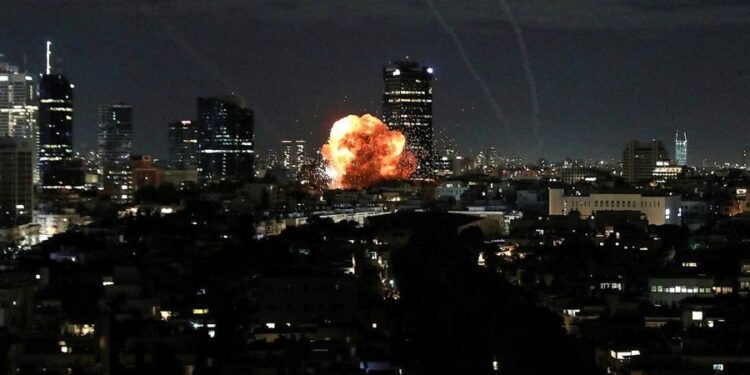 Tel Aviv Diguncang Ledakan, Iran Luncurkan Rudal ke Jantung Israel