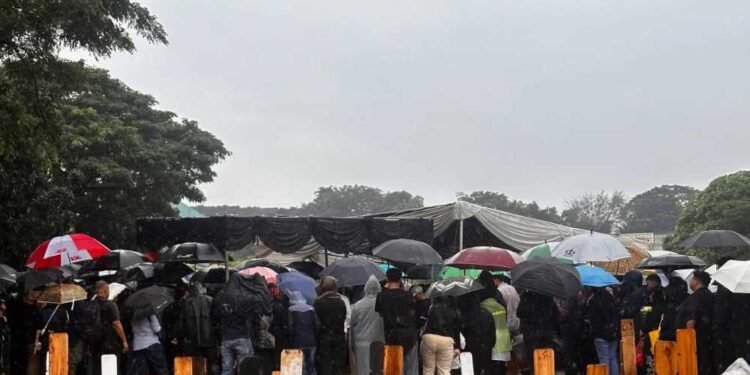 Keluarga dan Kerabat Antar Pemakaman Vidi Aldiano di Tanah Kusir