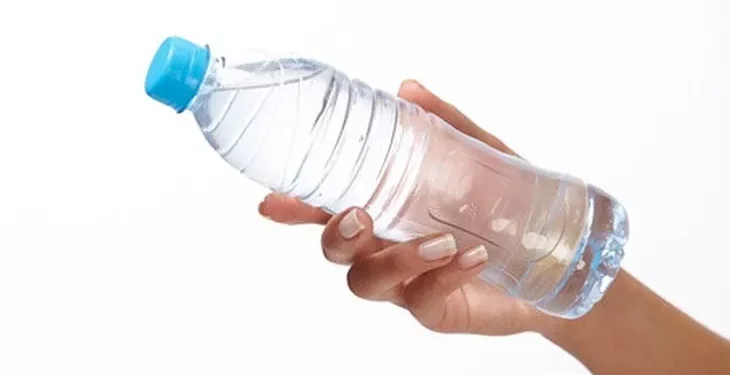 Air Mineral Terancam Mahal Gara-Gara Plastik: Wajar atau Alarm Bahaya?