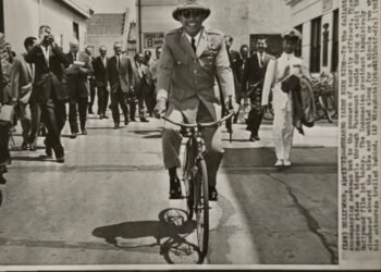 Hollywood 1961: Soekarno Cukup Naik Sepeda untuk Membuat Dunia Hormat