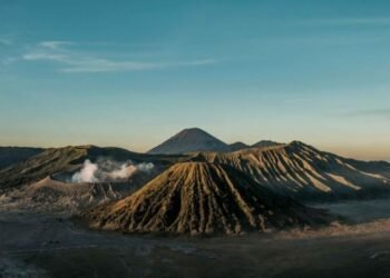 Gunung Bromo: Di Antara Kabut, Kamu Bisa Menemukan Dirimu Sendiri