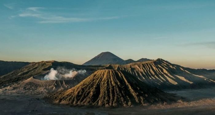 Gunung Bromo: Di Antara Kabut, Kamu Bisa Menemukan Dirimu Sendiri