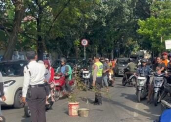 Di Tengah Iring-Iringan Truk TNI: Nyawa Rakyat Kecil Kembali Jadi Taruhan