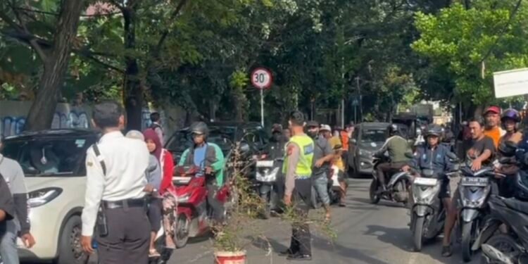 Di Tengah Iring-Iringan Truk TNI: Nyawa Rakyat Kecil Kembali Jadi Taruhan