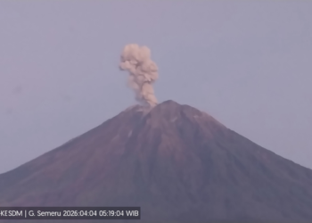 Semeru Erupsi Lagi: Antara Imbauan, Ketakutan, dan Nasib Warga Lereng