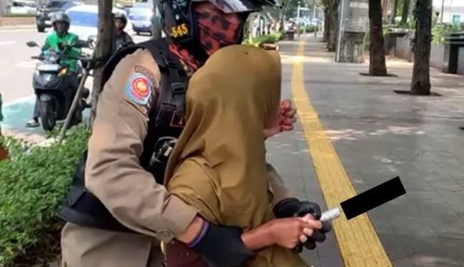 PKL Ngamuk di Rasuna Said: Bawa Alat Es Batu, Tuduh Pungli, Siapa yang Salah?