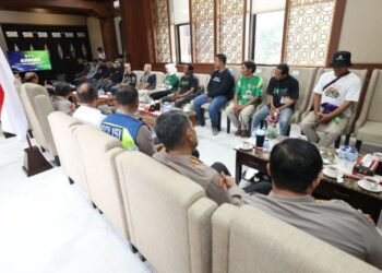 Derbi Jatim: Kapolda Jatim Ingatkan Suporter Rivalitas di Lapangan, Bukan di Jalanan