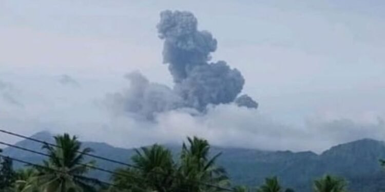 Dukono Kembali Erupsi: Waspada atau Kita Mulai Kebal dengan Bahaya?