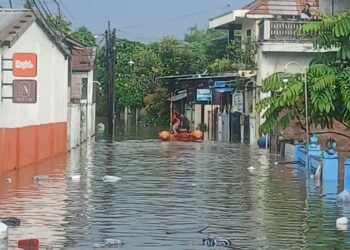 Banjir Solo: Air Naik 80 Cm, Warga Bertahan Sampai Kapan?