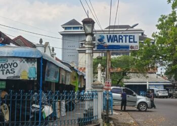 Bukan Wartel yang Hilang, Tapi Kesabaran Kita