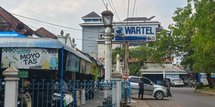 Bukan Wartel yang Hilang, Tapi Kesabaran Kita