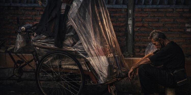 Becak Tua di Madiun: Bertahan atau Sekadar Menunggu Waktu?