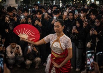Di Tengah Scroll Tanpa Henti, Solo Memilih Menari