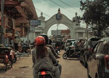 Gapura Slompretan: Gerbang Sejarah yang Kini Terjebak Macet