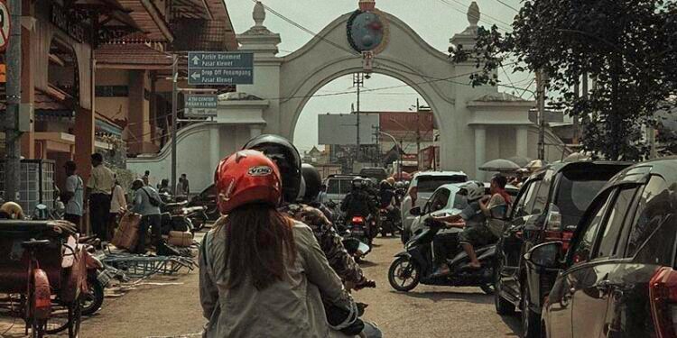 Gapura Slompretan: Gerbang Sejarah yang Kini Terjebak Macet
