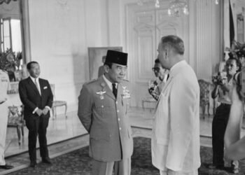 Peci, Kamera, dan Kekuasaan: Siapa Mengendalikan Citra Soekarno di Istana?