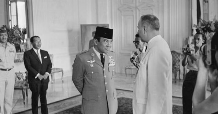 Peci, Kamera, dan Kekuasaan: Siapa Mengendalikan Citra Soekarno di Istana?
