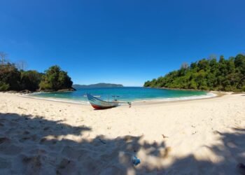 Hidden Gem yang Nggak Cuma Cantik, Tapi Punya Cerita: Teluk Hijau Banyuwangi