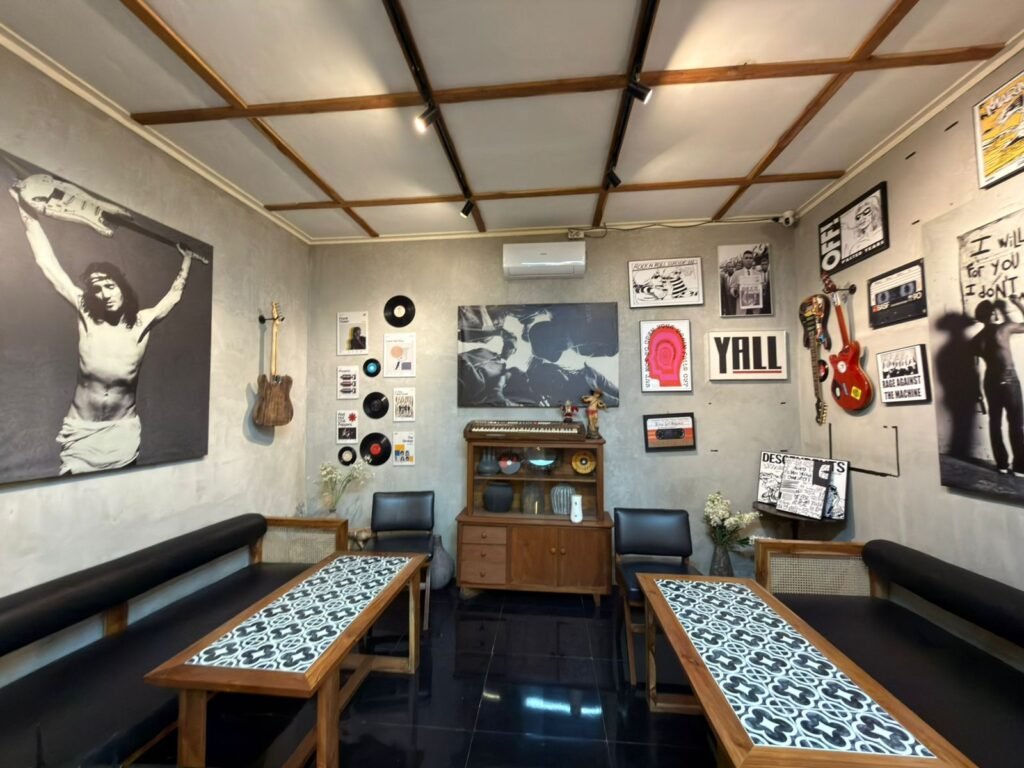 Holly Cafe Tidak Hanya Menawarkan Kopi, Tapi Juga Menyuguhkan Ketenangan