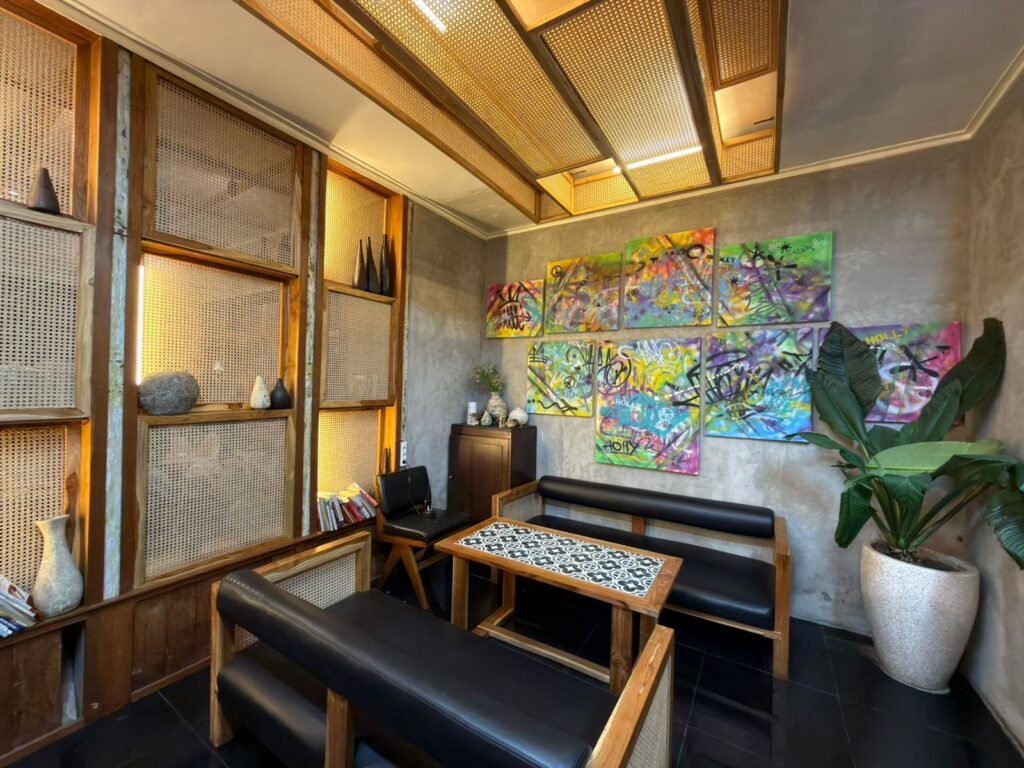 Holly Cafe Tidak Hanya Menawarkan Kopi, Tapi Juga Menyuguhkan Ketenangan