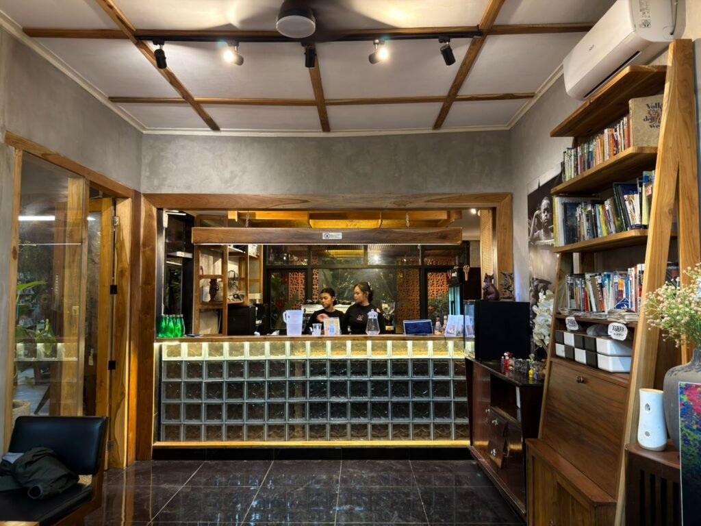 Holly Cafe Tidak Hanya Menawarkan Kopi, Tapi Juga Menyuguhkan Ketenangan