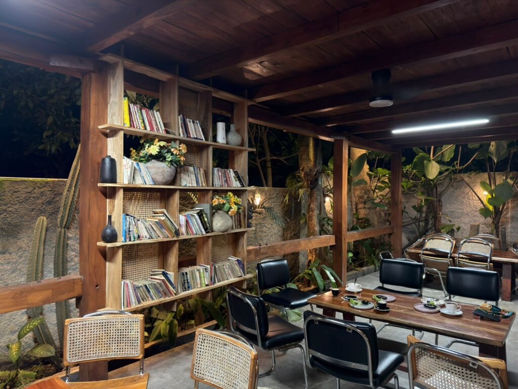 Holly Cafe Tidak Hanya Menawarkan Kopi, Tapi Juga Menyuguhkan Ketenangan