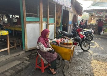 Plastik Naik Dua Kali Lipat, Pedagang Kecil Dipaksa Naik Harga atau Menyerah?