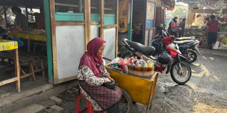 Plastik Naik Dua Kali Lipat, Pedagang Kecil Dipaksa Naik Harga atau Menyerah?