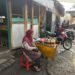 Plastik Naik Dua Kali Lipat, Pedagang Kecil Dipaksa Naik Harga atau Menyerah?