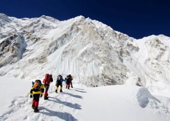 Everest: Surga Pendaki yang Diam-Diam Menyimpan Skema Gelap