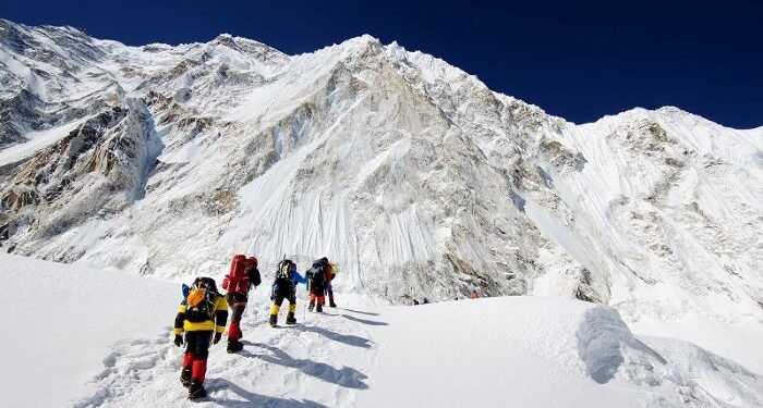 Everest: Surga Pendaki yang Diam-Diam Menyimpan Skema Gelap