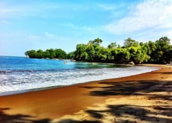 Batukaras: Liburan yang Nggak Pamer, Tapi Diam-Diam Nyembuhin