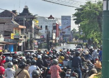 Mobilitas Warga Solo Lumpuh: Banjir Datang, Kemacetan Mengular