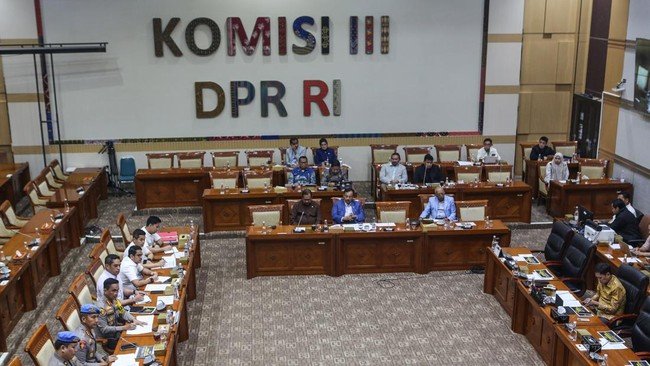 DPR Ikut Sidang, atau Lagi Ikut Main?